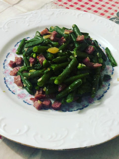 Una foto de Judía verde salteada con ajo y taquitos de jamón
