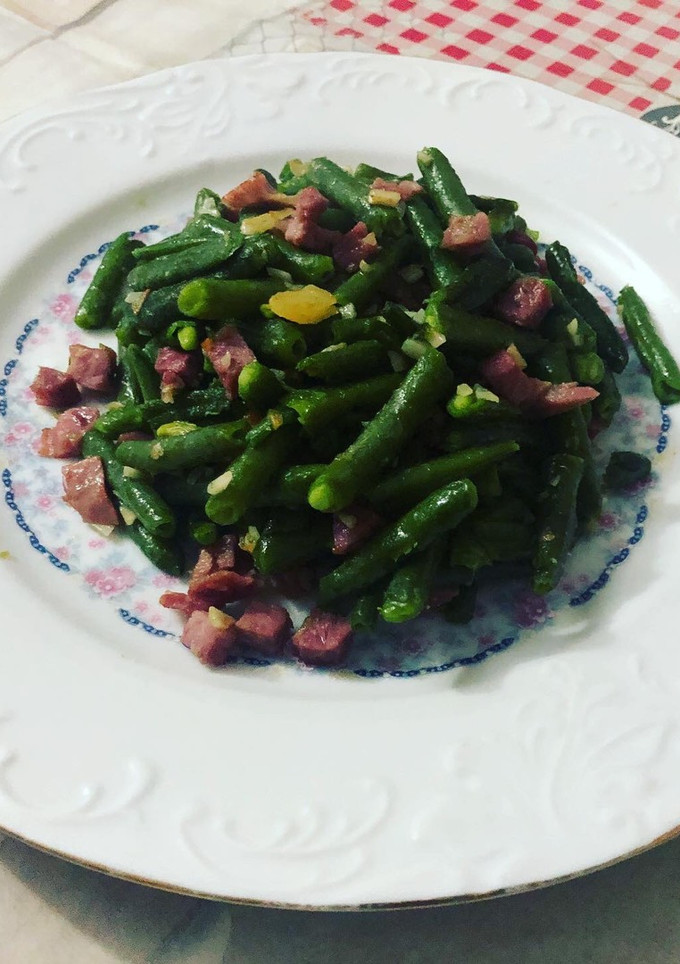 Una foto de Judía verde salteada con ajo y taquitos de jamón