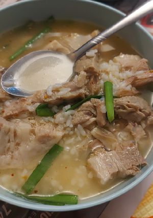 Hình của món Canh thịt heo (돼지국밥).
