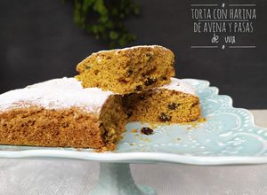 Una foto de Torta con harina de avena y pasas de uva