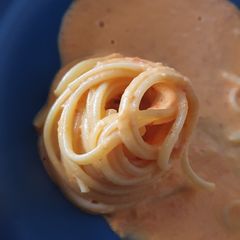 A picture of Spaghetti with peppers sauce.
