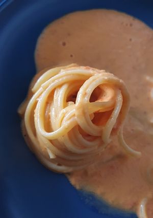 A picture of Spaghetti with peppers sauce.
