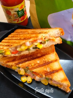 वेज मेयो ग्रिल्ड सैंडविच (veg mayo grilled sandwich recipe in Hindi) रेसिपी मुख्य फोटो