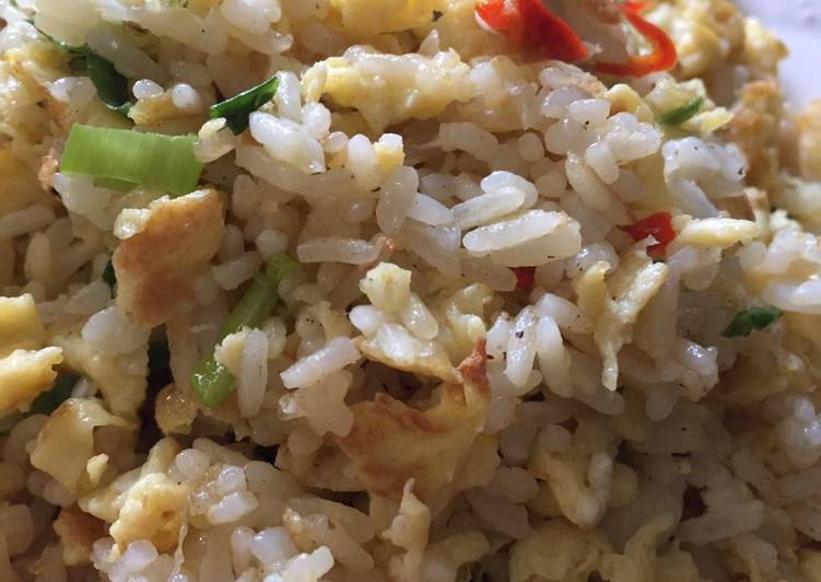 Panduan Menyiapkan Nasi goreng telor minyak wijen tanpa duo bawang Enak Banget
