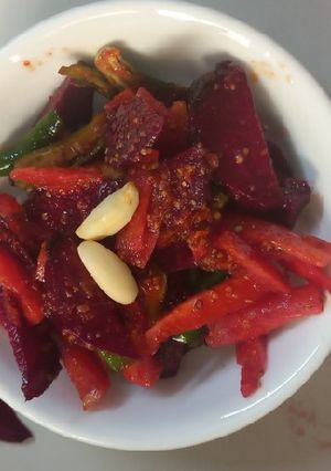 ગાજર બીટ નું લસણીયું અથાણું (Gajar Beetroot Lasaniyu Athanu Recipe In Gujarati) રેસીપી મુખ્ય ફોટો