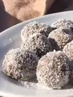 Una foto de Trufas de chocolate y avellanas veganas keto
