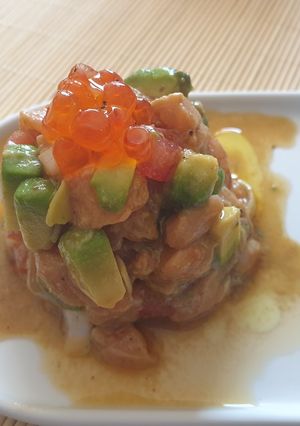 Foto principal de Tartar de salmón con huevas de salmón a mi modo con jalapeños