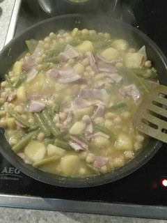 Una foto de Garbanzos con bacon, judías verdes y patatas