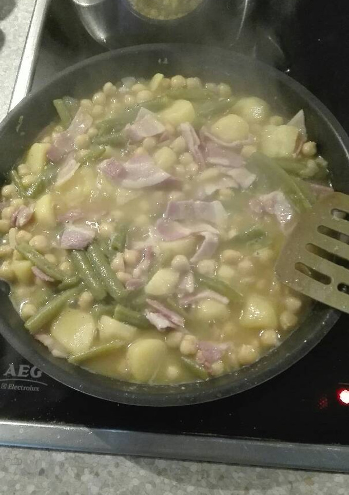Una foto de Garbanzos con bacon, judías verdes y patatas