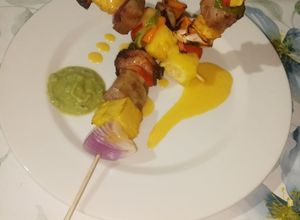 Una foto de Brochetas de pierna de ternera con piña