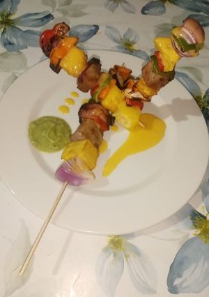 Una foto de Brochetas de pierna de ternera con piña