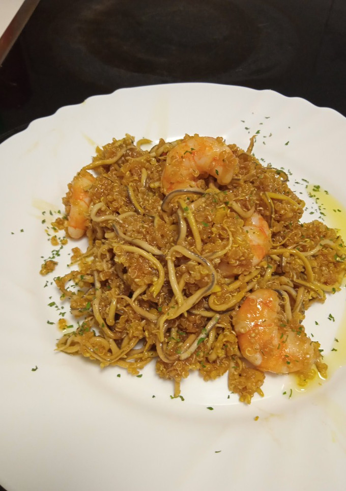 Una foto de Gulas con quinoa y langostinos 😜😋