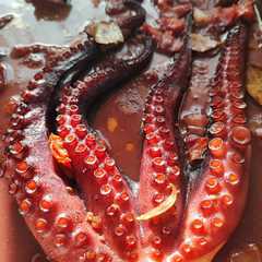 Una foto de Pulpo 🐙 al horno de leña con vino blanco