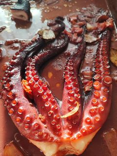 Una foto de Pulpo 🐙 al horno de leña con vino blanco