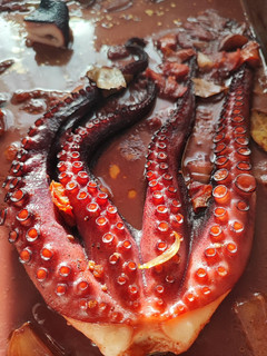 Una foto de Pulpo 🐙 al horno de leña con vino blanco
