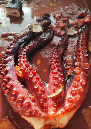 Una foto de Pulpo 🐙 al horno de leña con vino blanco