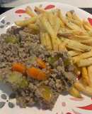 Carne molida guisada con papas fritas