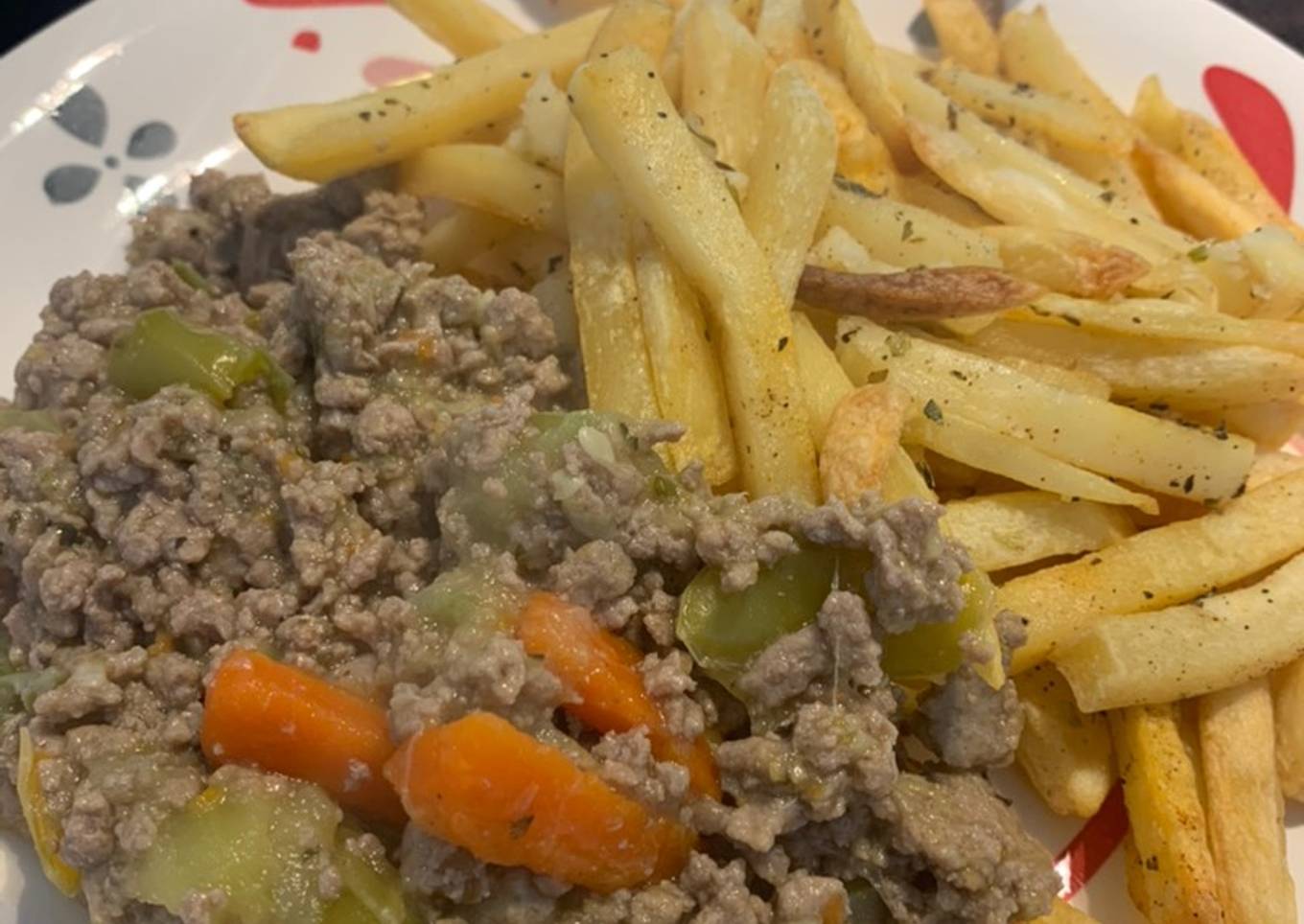 Carne molida guisada con papas fritas