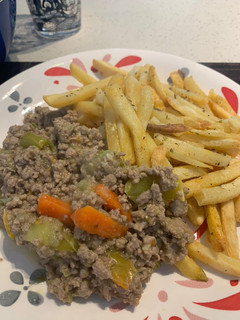 Una foto de Carne molida guisada con papas fritas