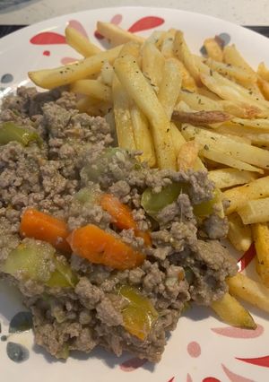 Una foto de Carne molida guisada con papas fritas