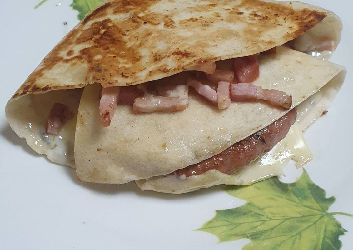 Wrap de hamburguesa, bacon y queso roquefort