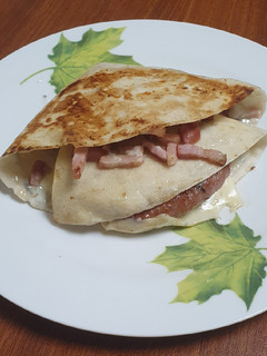 Una foto de Wrap de hamburguesa, bacon y queso roquefort