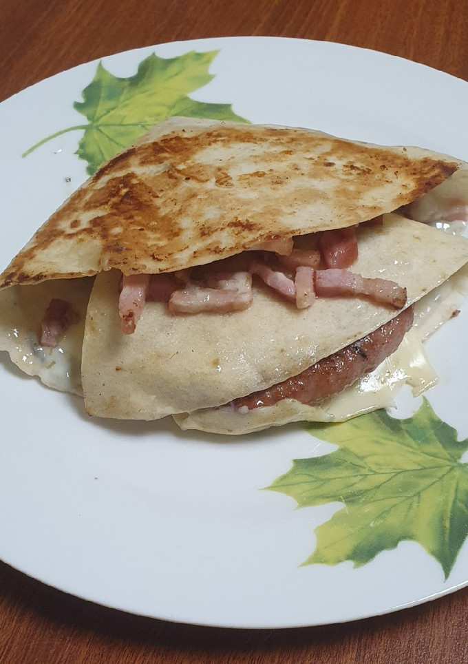 Una foto de Wrap de hamburguesa, bacon y queso roquefort