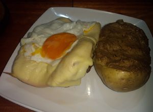 Una foto de Bondiola napolitana a caballo con papas rellenas en hierbas