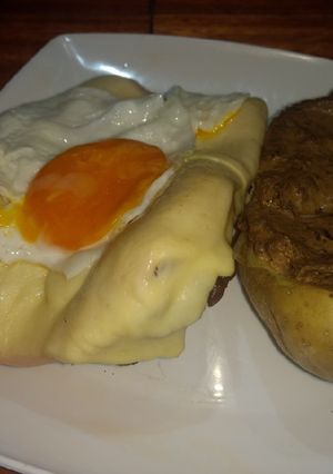 Una foto de Bondiola napolitana a caballo con papas rellenas en hierbas