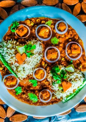 A picture of Mom's favorite matar paneer.