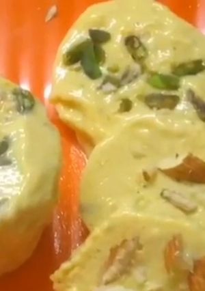आम पिस्ता कुल्फी (Aam Pista Kulfi recipe in Hindi) रेसिपी मुख्य फोटो
