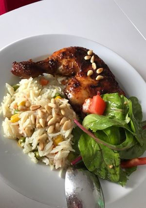 صورة لوصفة فخاد ورز بالخضار 🍚🍗
