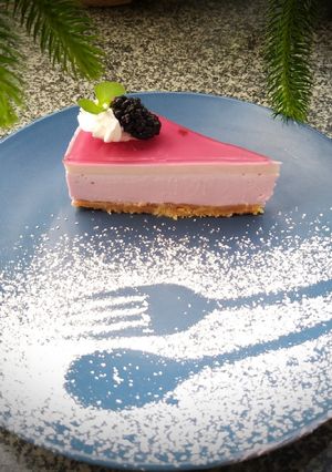 Hình của món Hibiscus Mousse cake.
