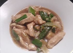 Una foto de Pechuga de pollo con cebollín