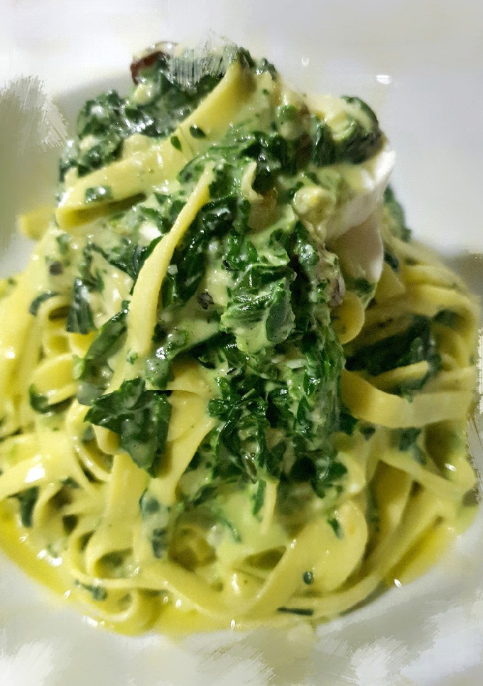 Una foto de Tagliatella con Espinacas, pasas, piñones y mozzarella