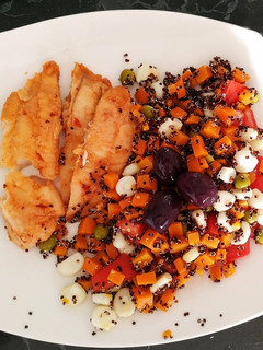 Una foto de Tilapia con ensalada de quinua negra