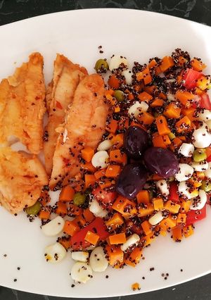 Una foto de Tilapia con ensalada de quinua negra