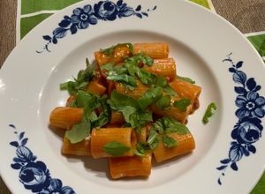 Foto di Pasta pomodoro brie rucola e senkl affumicato