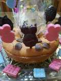Rosca de bizcochuelo con bomboncitos de Pascua