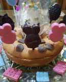 Rosca de bizcochuelo con bomboncitos de Pascua