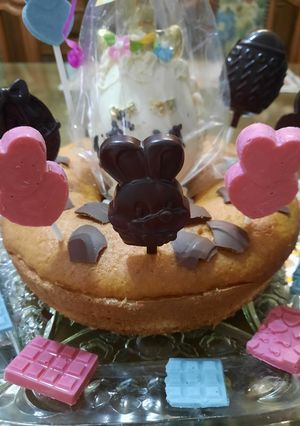 Una foto de Rosca de bizcochuelo con bomboncitos de Pascua