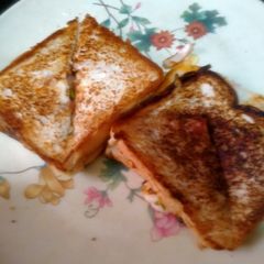 A picture of Onion tomato toast.