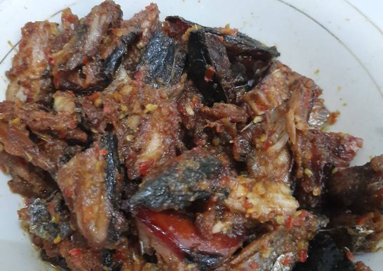Resep Cakalang fufu garo rica (ikan cakalang asap saus pedas), Enak Banget