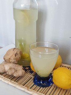Una foto de Agua de limón y jengibre