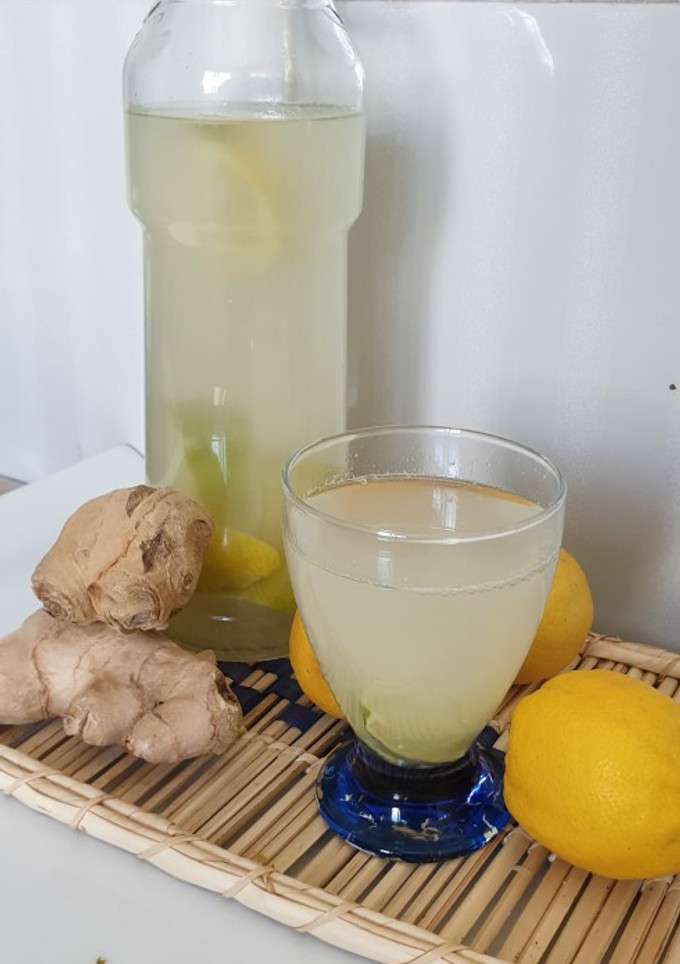 Una foto de Agua de limón y jengibre