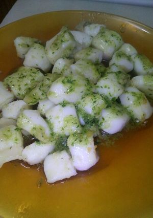 Una foto de Pota a la plancha con salsa verde
