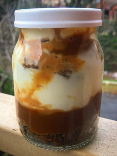 Una foto de Postre delicia: galletitas de avena y café, dulce de leche, crema y bananas (saludable)