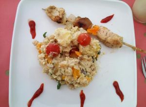 Una foto de Ensalada de garbanzos y papa criolla