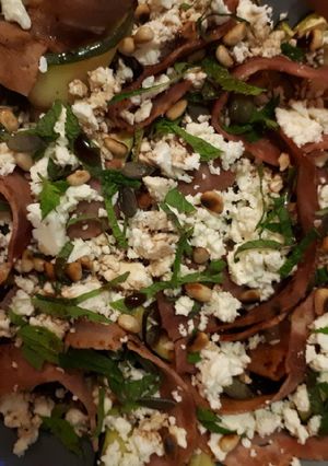 Une photo de Salade de courgettes, menthe, jambon grillé et fromage