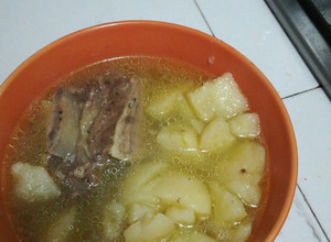 Una foto de Caldo de costilla de res 🇨🇴🇨🇴🇨🇴🇨🇴